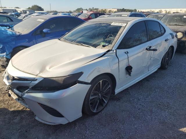 4T1B61HK6JU068781 - 2018 TOYOTA CAMRY XSE WHITE photo 2