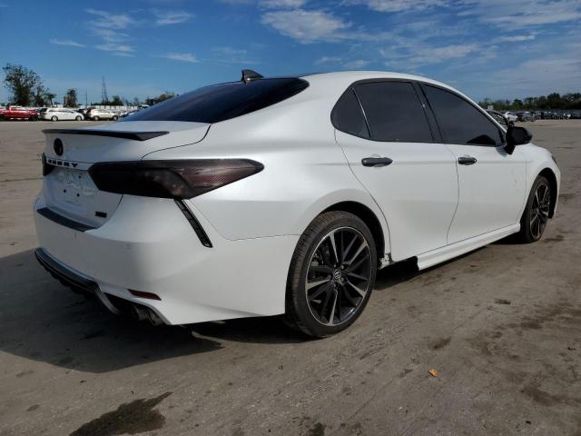 4T1B61HK6JU068781 - 2018 TOYOTA CAMRY XSE WHITE photo 3