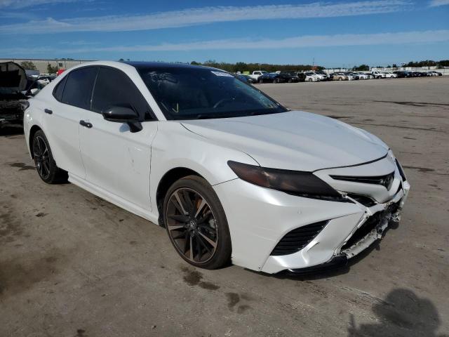 4T1B61HK6JU068781 - 2018 TOYOTA CAMRY XSE WHITE photo 4