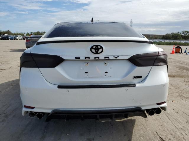 4T1B61HK6JU068781 - 2018 TOYOTA CAMRY XSE WHITE photo 6