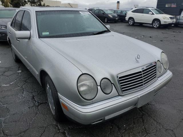 WDBJF65F5WA688632 - 1998 MERCEDES-BENZ E 320 SILVER photo 4