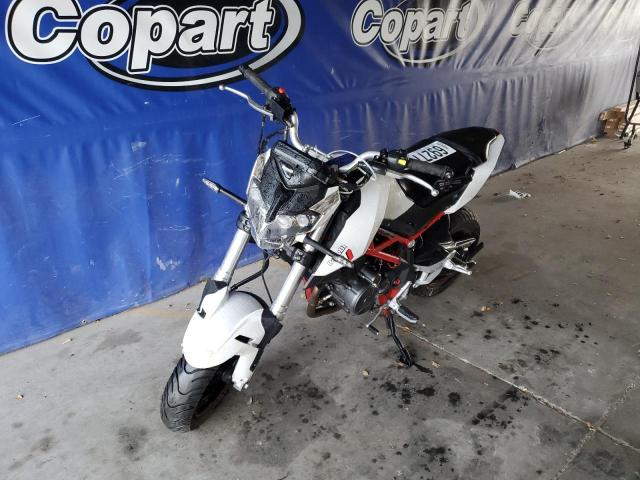 LBBPEA031JB948777 - 2018 OTHER MOTORCYCLE WHITE photo 2
