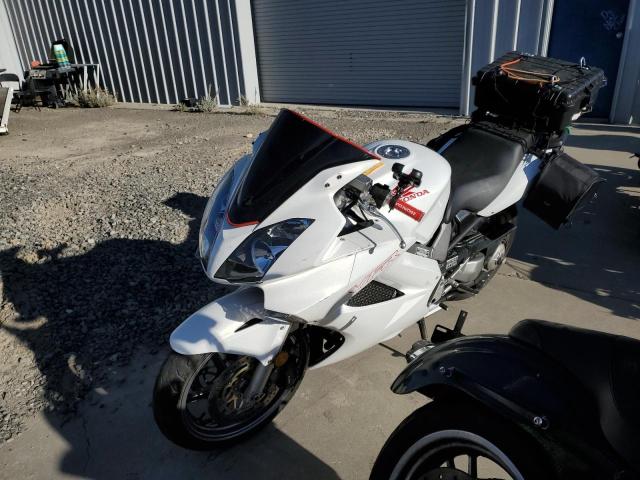 JH2RC46186M800723 - 2006 HONDA VFR800 WHITE photo 2