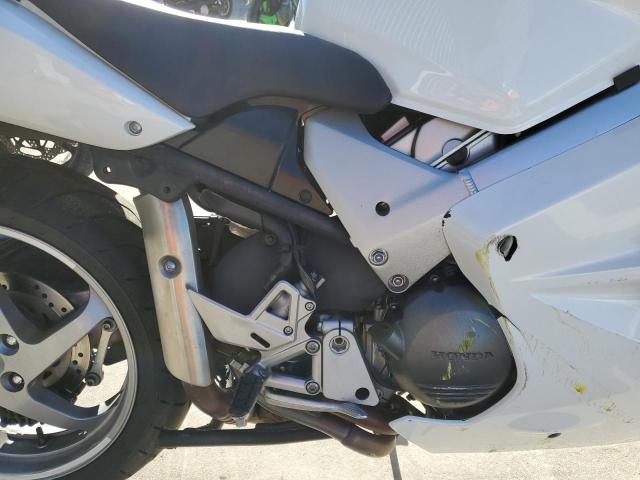 JH2RC46186M800723 - 2006 HONDA VFR800 WHITE photo 7