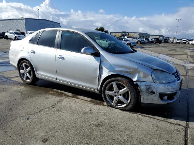 3VWAZ7AJ3AM104536 - 2010 VOLKSWAGEN JETTA LIMI SILVER photo 4