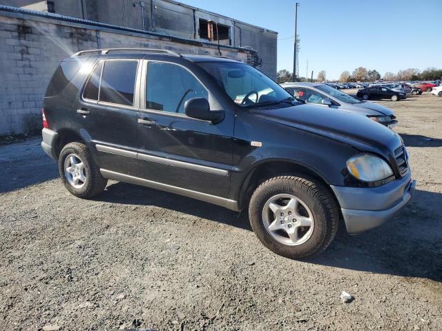 4JGAB54E8WA012770 - 1998 MERCEDES-BENZ ML 320 BLACK photo 4