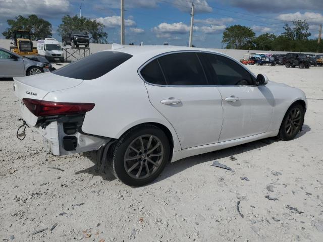 ZARFAEBN7J7563381 - 2018 ALFA ROMEO GIULIA WHITE photo 3