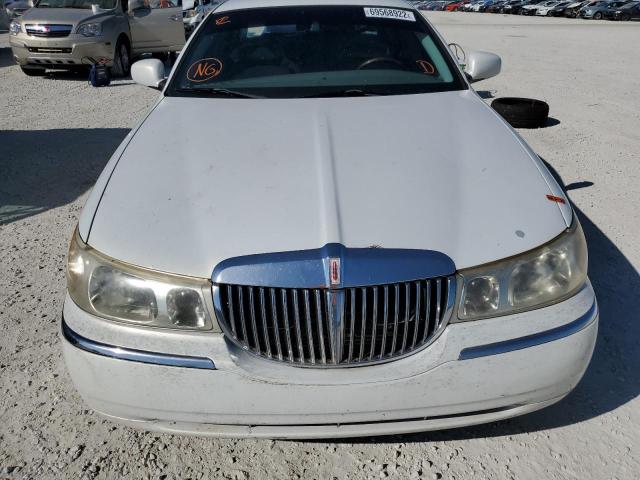 1LNHM82W12Y636160 - 2002 LINCOLN TOWN CAR S WHITE photo 5