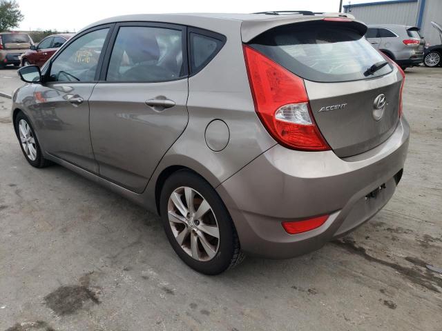 KMHCU5AEXDU140222 - 2013 HYUNDAI ACCENT GRAY photo 2