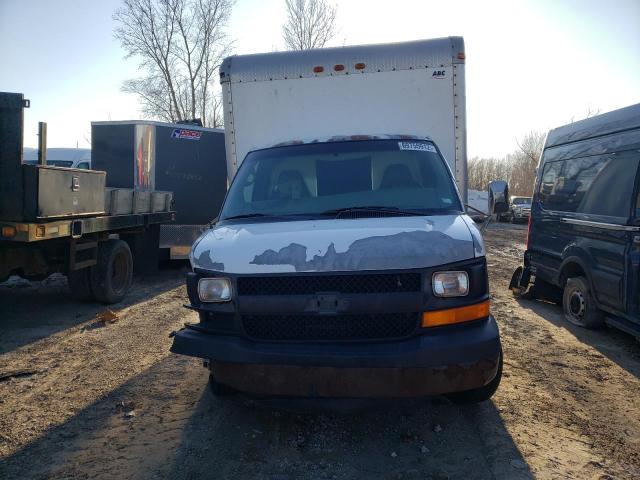 1GBJG31U561209194 - 2006 CHEVROLET EXPRESS VA WHITE photo 5