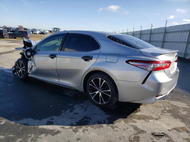 4T1B11HK0JU574976 - 2018 TOYOTA CAMRY 4D S SILVER photo 2