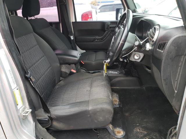 1C4BJWKG5CL267799 - 2012 JEEP WRANGLER U ვერცხლისფერი ფოტო 7