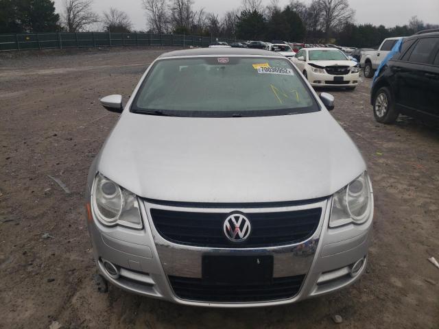 WVWBA7AH4BV000592 - 2011 VOLKSWAGEN EOS KOMFOR SILVER photo 5