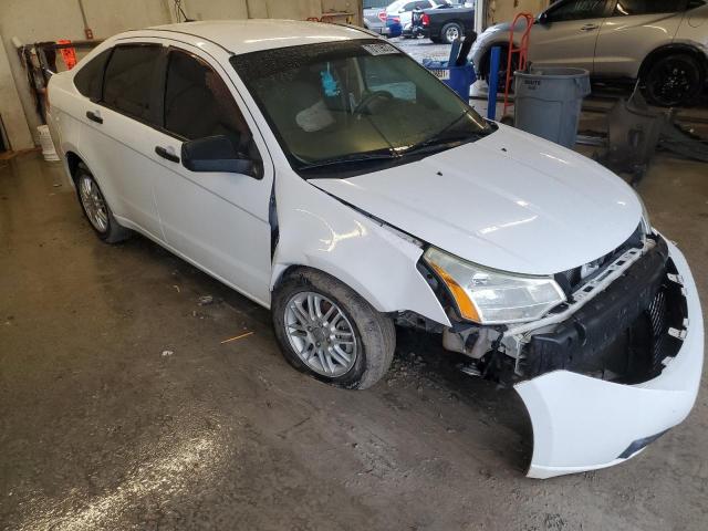 1FAHP35N88W189340 - 2008 FORD FOCUS WHITE photo 4