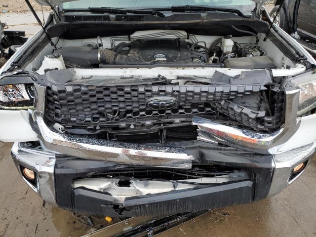 5TFUW5F11JX743319 - 2018 TOYOTA TUNDRA DOU WHITE photo 11