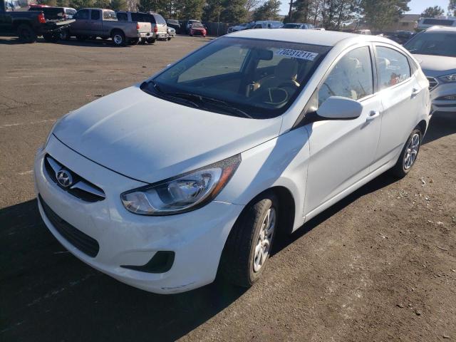 KMHCT4AE4DU412390 - 2013 HYUNDAI ACCENT WHITE photo 2