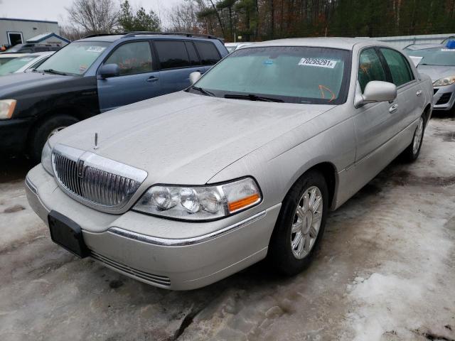 2LNHM82V49X600397 - 2009 LINCOLN TOWNCAR SILVER photo 2