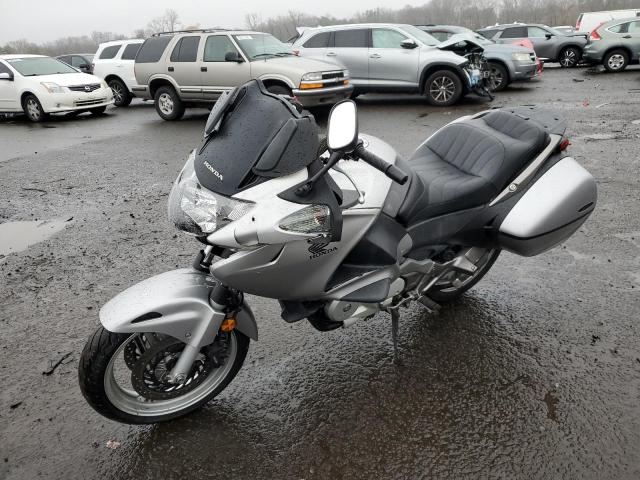 VTMRC5229AE000876 - 2010 HONDA NT700 V SILVER photo 2