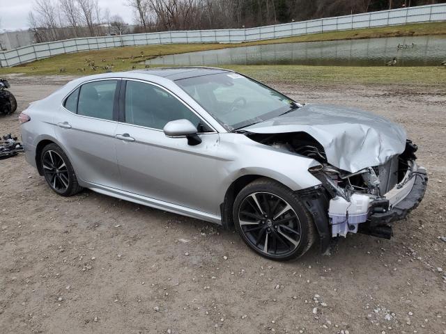 4T1B61HKXJU011337 - 2018 TOYOTA CAMRY XSE SILVER photo 4