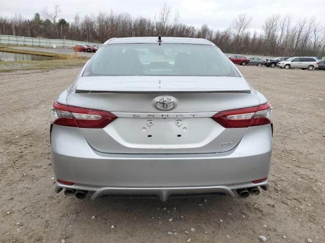 4T1B61HKXJU011337 - 2018 TOYOTA CAMRY XSE SILVER photo 6