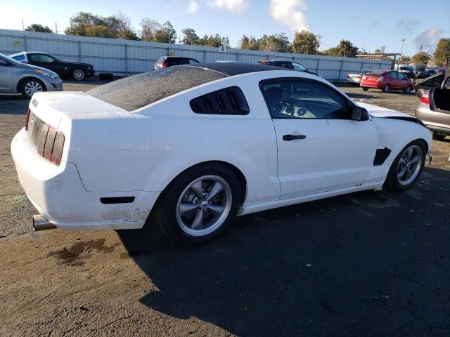 1ZVHT82H565125385 - 2006 FORD MUSTANG GT WHITE photo 3