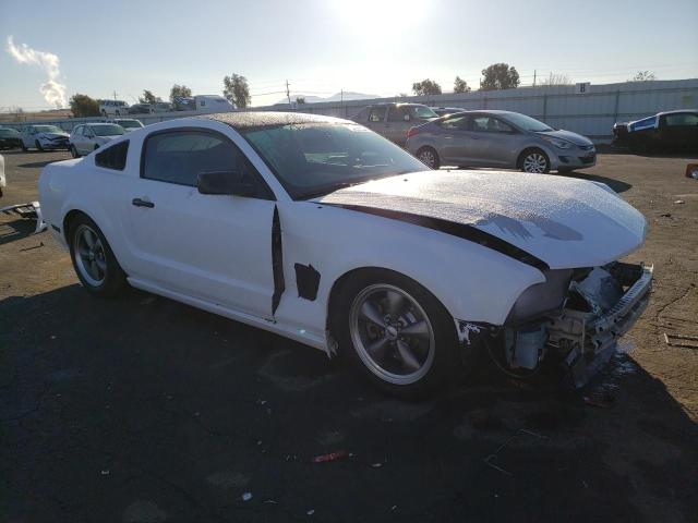 1ZVHT82H565125385 - 2006 FORD MUSTANG GT WHITE photo 4