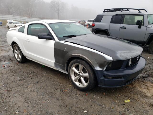 1ZVHT82H965259882 - 2006 FORD MUSTANG GT WHITE photo 4