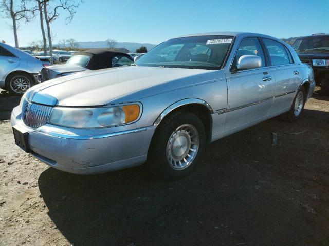 1LNHM81W3YY821546 - 2000 LINCOLN TOWN CAR E SILVER photo 1