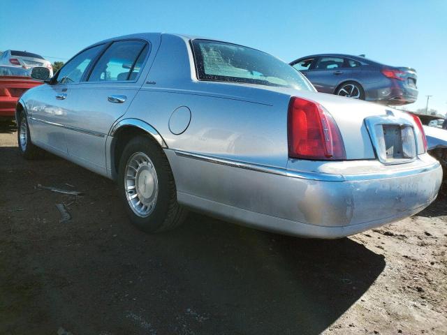 1LNHM81W3YY821546 - 2000 LINCOLN TOWN CAR E SILVER photo 2