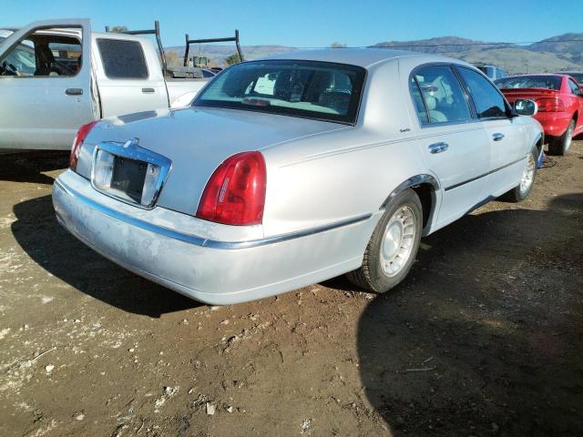 1LNHM81W3YY821546 - 2000 LINCOLN TOWN CAR E SILVER photo 3