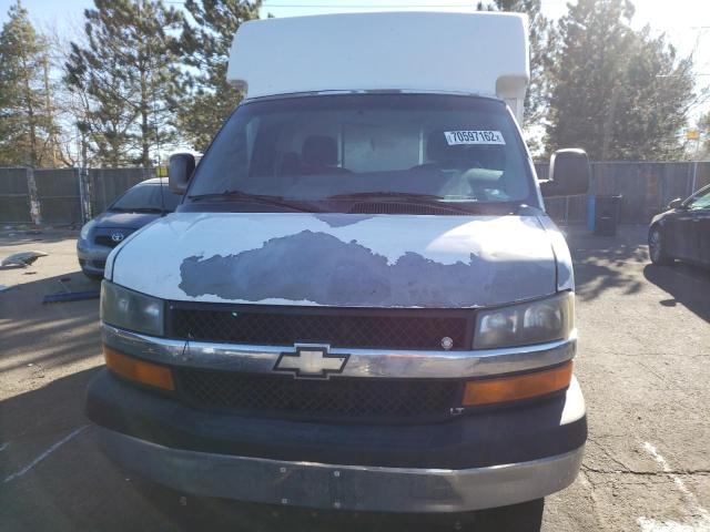 1GBHG31U671123702 - 2007 CHEVROLET EXPRESS CA WHITE photo 5