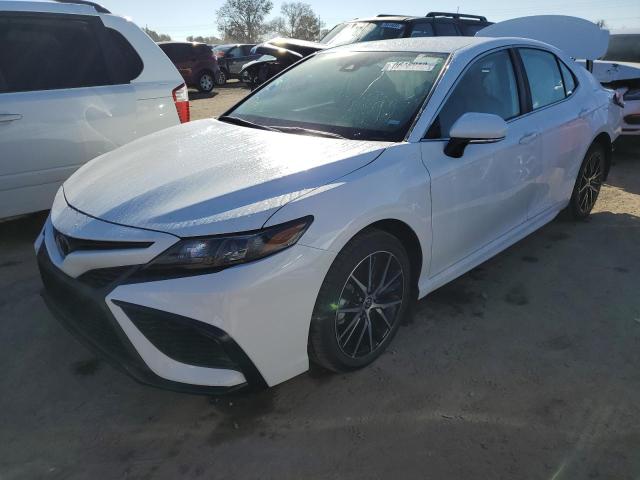 4T1G11AK0PU737019 - 2023 TOYOTA CAMRY SE N WHITE photo 1