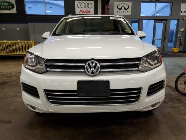 WVGEP9BP7ED011024 - 2014 VOLKSWAGEN TOUAREG V6 WHITE photo 5