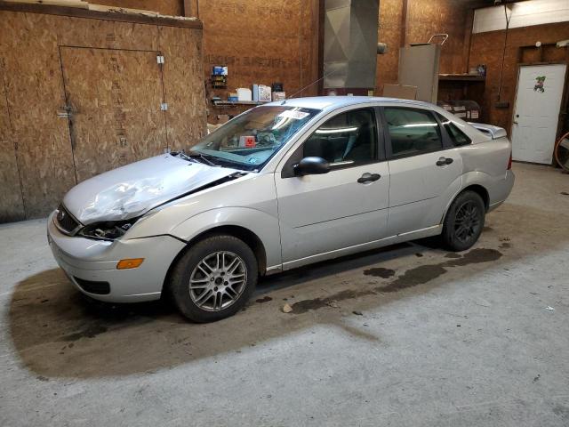 1FAFP34N65W307325 - 2005 FORD FOCUS ZX4 SILVER photo 1