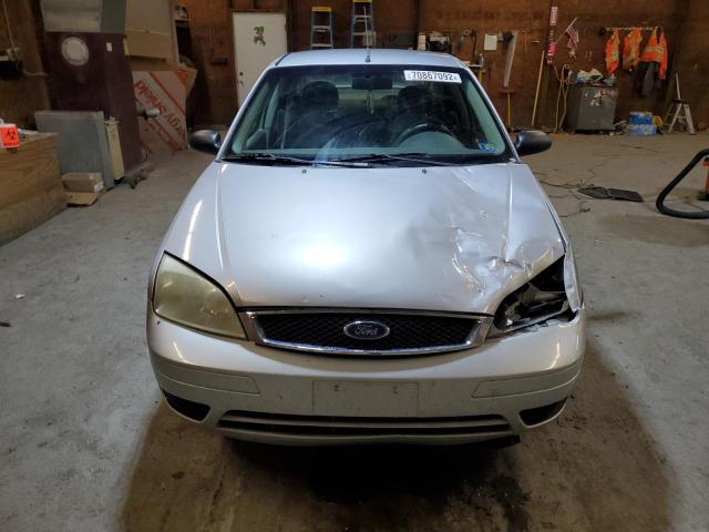 1FAFP34N65W307325 - 2005 FORD FOCUS ZX4 SILVER photo 5