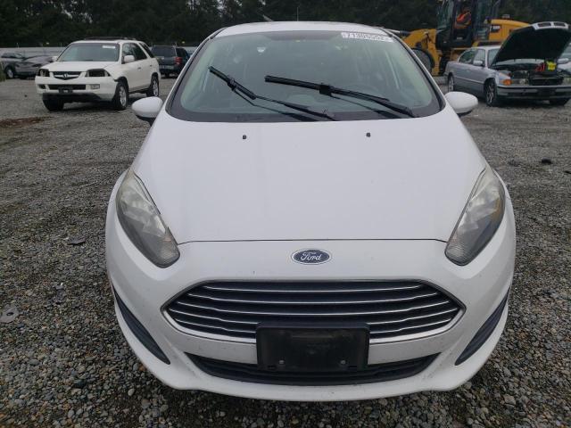 3FADP4BE4FM159242 - 2015 FORD FIESTA SE WHITE photo 5