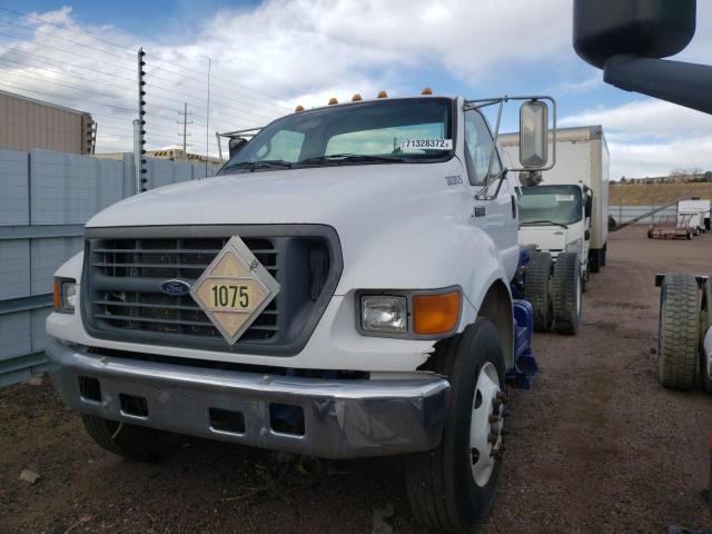 3FDXF75R42MA28280 - 2002 FORD F750 SUPER WHITE photo 2