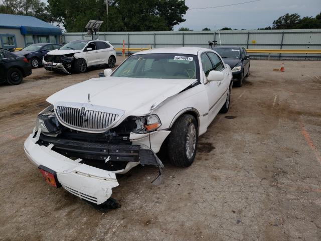 2LNHM82V88X654400 - 2008 LINCOLN TOWN CAR S WHITE photo 2