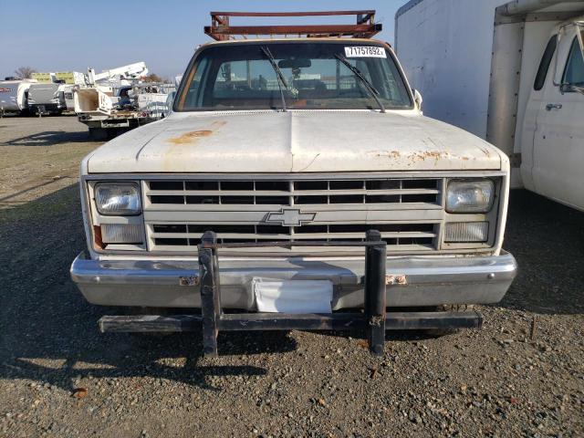 1GBGC24M9GJ166881 - 1986 CHEVROLET C20 WHITE photo 5