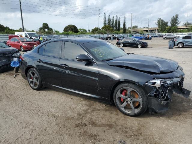 ZARFAEBN2J7566673 - 2018 ALFA ROMEO GIULIA BLACK photo 4