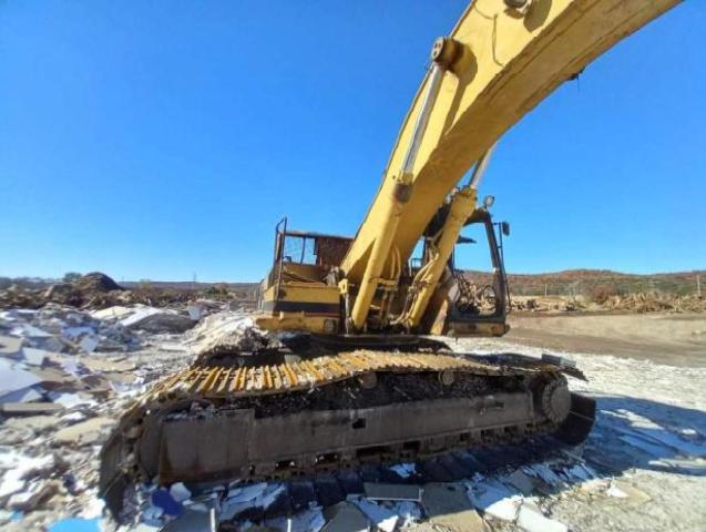 5YM00189 - 2023 CATERPILLAR 330L YELLOW photo 2