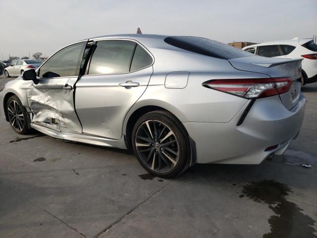 4T1B61HK1JU041942 - 2018 TOYOTA CAMRY XSE SILVER photo 2