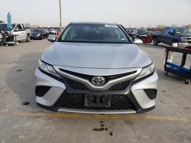 4T1B61HK1JU041942 - 2018 TOYOTA CAMRY XSE SILVER photo 5