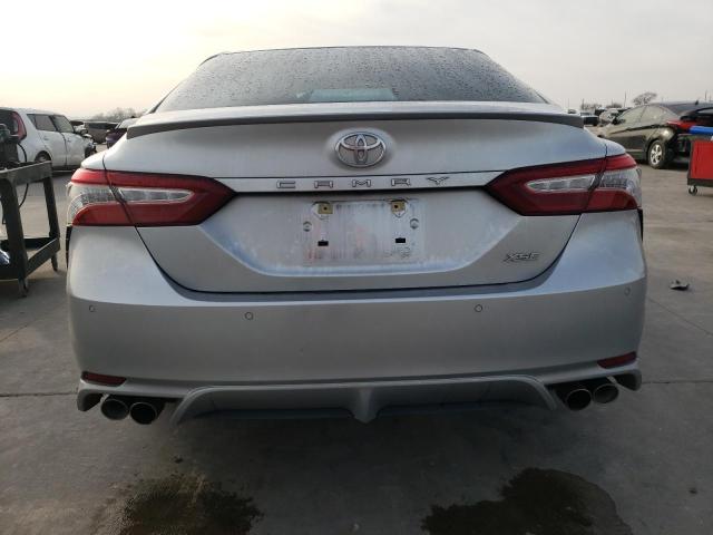 4T1B61HK1JU041942 - 2018 TOYOTA CAMRY XSE SILVER photo 6