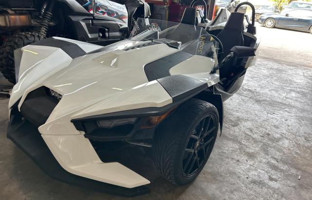 57XAATHD2M8139250 - 2021 POLARIS SLINGSHOT WHITE photo 2