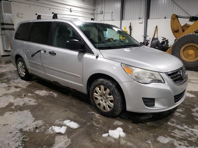 2V4RW4DG0BR621709 - 2011 VOLKSWAGEN ROUTAN S SILVER photo 4