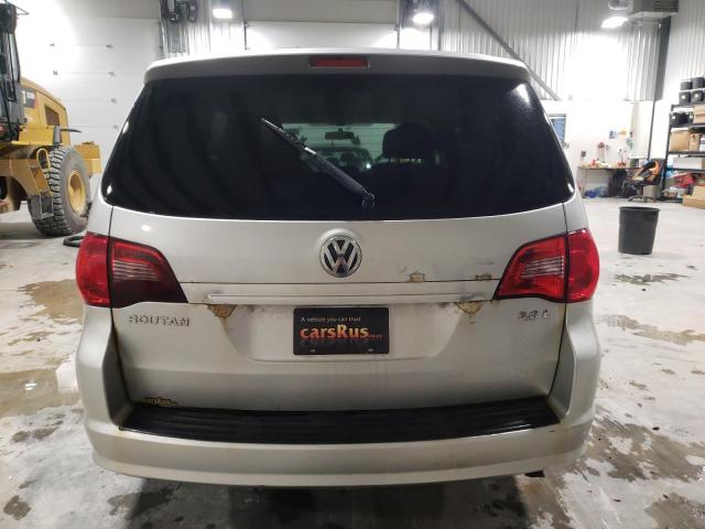 2V4RW4DG0BR621709 - 2011 VOLKSWAGEN ROUTAN S SILVER photo 6