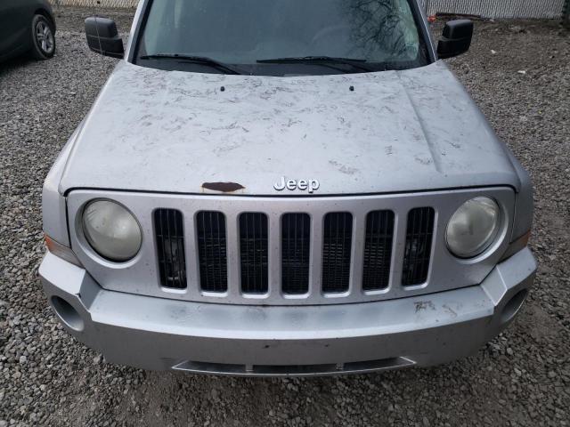 1J4FF28B89D129355 - 2009 JEEP PATRIOT SP SILVER photo 11