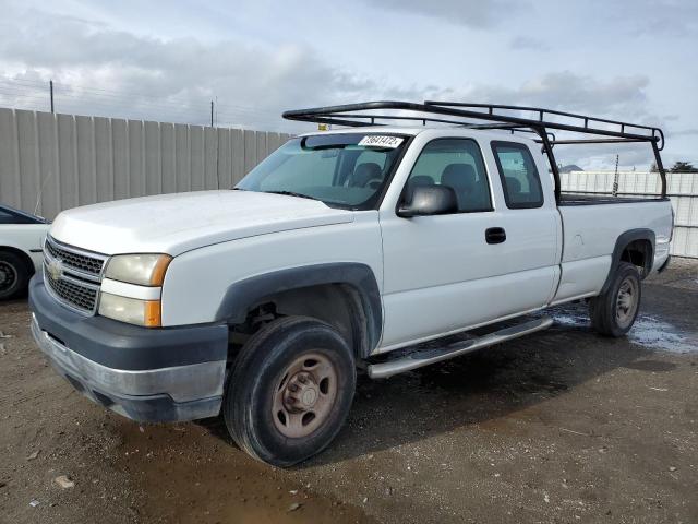 1GCHC29U66E124605 - 2006 CHEVROLET C2500 SILV WHITE photo 2