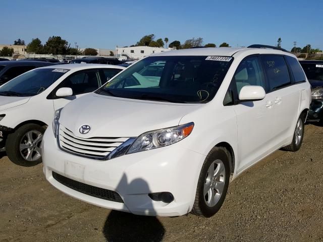 5TDKK3DC5FS667810 - 2015 TOYOTA SIENNA LE  photo 2